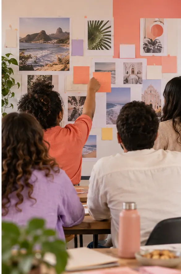 Encontro de adultos em formação sobre inteligência artificial